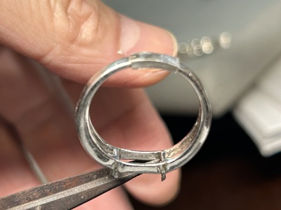 切断口に約7ミリのプラチナ片を挟み込んで溶接されたリング