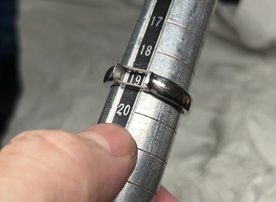 サイズ棒の19号の位置にジャストサイズで調整されたプラチナリング枠