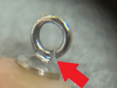 ルーペで拡大された先端が少し開いている古いマルカン金具