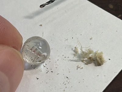 古いゴムのクズが完全に取り除かれて通り道がきれいになった透明なセンター珠