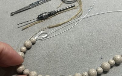 4連のオペロンゴムが全ての珠に通し終えられ工具が置かれた作業台