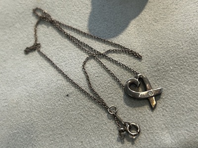 全体が真っ黒に変色してしまったシルバー製のハートペンダントネックレス