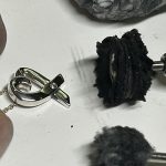 3種類の研磨バフを使い分けてシルバーペンダントを磨き上げる職人の工程