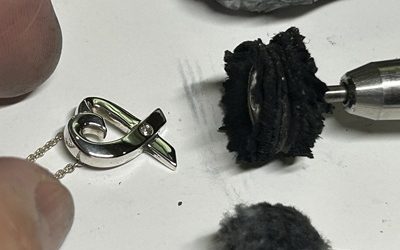 3種類の研磨バフを使い分けてシルバーペンダントを磨き上げる職人の工程