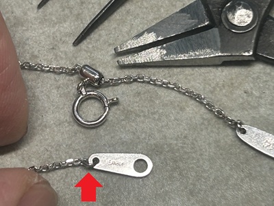太めのマルカンでしっかりと隙間なくプレートに固定されたネックレスの留め金具