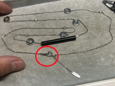 修理が完了しトレイの上できれいに配置されたロングネックレスの留め金具部分