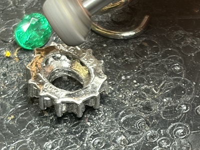 ペンダントの本体裏側から切り離された不要なV型の金属金具