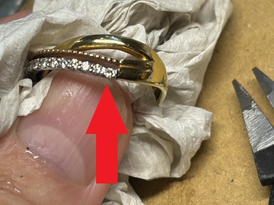 赤い矢印が示された、新しいダイヤモンドが綺麗に留め直された完成状態