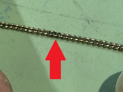 切り目を入れたチェーンを繋ぎ直し固定剤で2コマ分を固めた接写画像