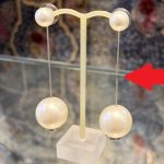 修理が完了しピアススタンドに飾られたシャネルのパールピアス全体像
