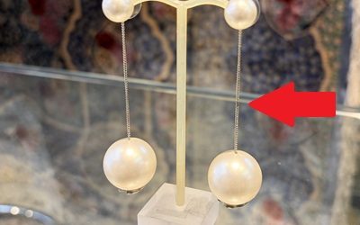 修理が完了しピアススタンドに飾られたシャネルのパールピアス全体像