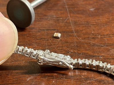 修理が完了し、しっかり噛み合ったダイヤモンドブレスレットの金具部分