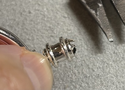 引っ張られた衝撃で爪が外側に大きく開いてしまっている先端金具