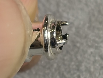 外側に開いた3本の金属爪がはっきりと見える金具の接写