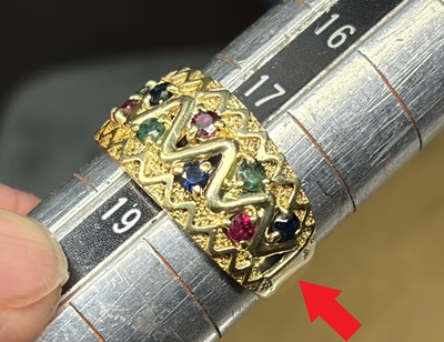 新品仕上げを施し色とりどりの宝石とゴールドが輝くリング全体の画像