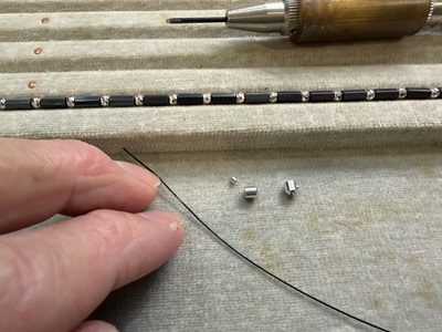 洗浄したパーツを作業トレーに順番通り並べ、ワイヤーを用意する様子