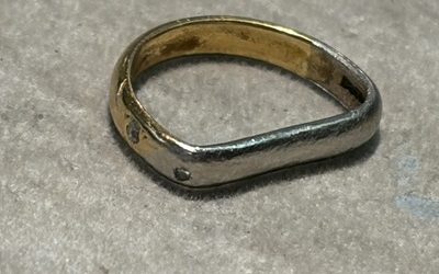 上から見ると直線部分があり半円状に大きく潰れてしまったピンキーリング