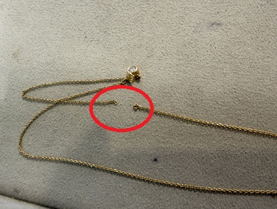 途中からふたつに切れてしまったダイヤモンドペンダント付きゴールドネックレス全体（赤枠付き）