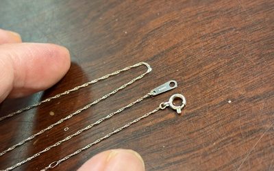 外れていた引き輪金具がチェーンの根本へきれいに繋ぎ直された完成状態