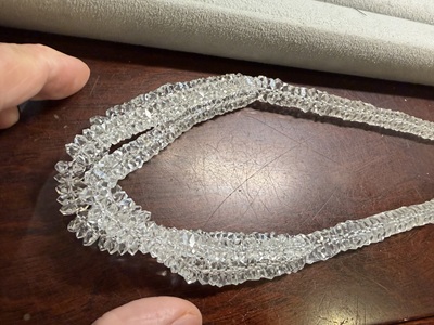 糸替えが完了し、作業台の上に綺麗に並べられた水晶ネックレス