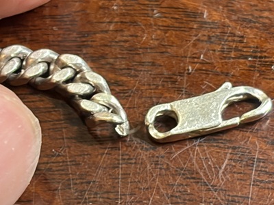 本体から外れてしまったクラスプ(留め具)金具の拡大画像