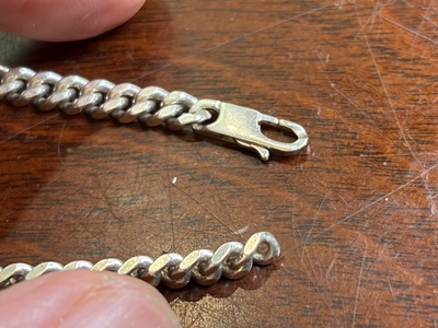 本体パーツに切れ込みを入れて留め具金具をセッティングした拡大画像