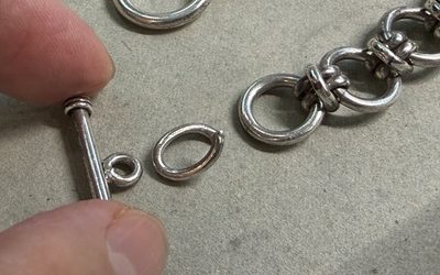 定規の上に置かれたシルバーブレスレットのバー金具側の拡大画像