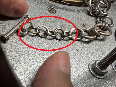 外したバー金具と追加する丸環パーツを並べた接写画像