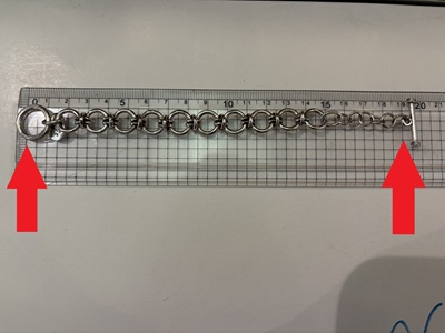 ロウ付け箇所の火肌を研磨・仕上げ中のブレスレット画像