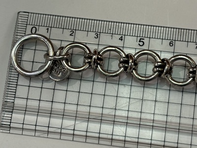 新しく追加された丸環パーツとトグルバー金具周辺の綺麗な仕上がり拡大画像