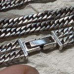 留め具金具を隙間なくしっかりと閉じ、美しく連結された2連シルバーブレスレットの接合部