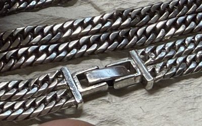 留め具金具を隙間なくしっかりと閉じ、美しく連結された2連シルバーブレスレットの接合部