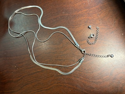 1つのカニカン留め具に2本のチェーンが繋がれた完成状態のネックレス