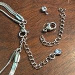 1つの金具とアジャスターで綺麗に連結された留め具部分の拡大写真