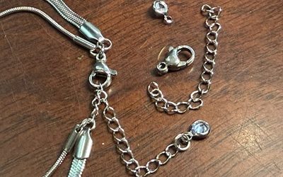 1つの金具とアジャスターで綺麗に連結された留め具部分の拡大写真
