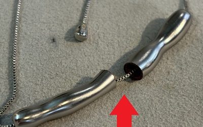 折れたパーツの断面と内部に通されたチェーンの様子