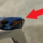 オパール上部まで爪が乗っておらず開いている1本目の爪（赤矢印表示）