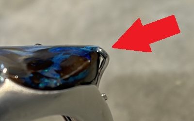 オパール上部まで爪が乗っておらず開いている1本目の爪（赤矢印表示）