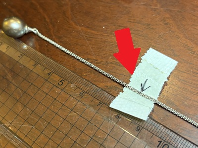 定規の上で片方のチェーンを約8.5cmの位置で測定している様子