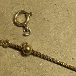 取り付ける予定の5mm径のゴールド引き輪金具とネックレスチェーン