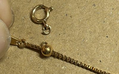 取り付ける予定の5mm径のゴールド引き輪金具とネックレスチェーン