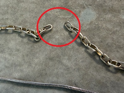 ネックレスのあずきチェーン部分の切れ箇所を示す赤丸の画像