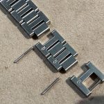 ブレスレットからピンとコマを取り外す加工工程