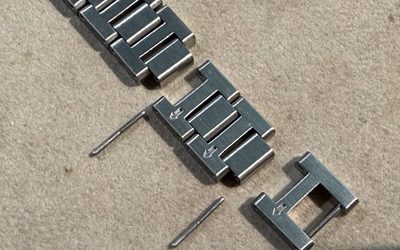 ブレスレットからピンとコマを取り外す加工工程