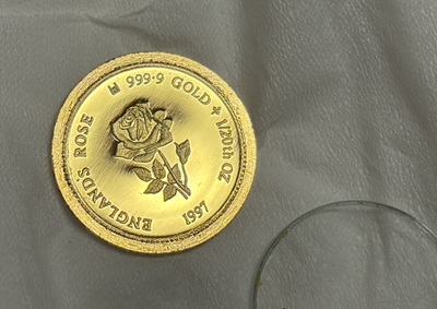 裏面のバラのモチーフと「1997」「999.9 GOLD」の刻印が鮮明に綺麗になったコイン。